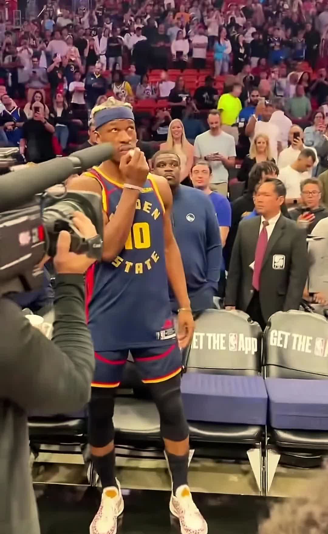 关于巴特勒迎来十赛季出色发挥，掘金观众热烈欢呼！赢得满堂喝彩的信息